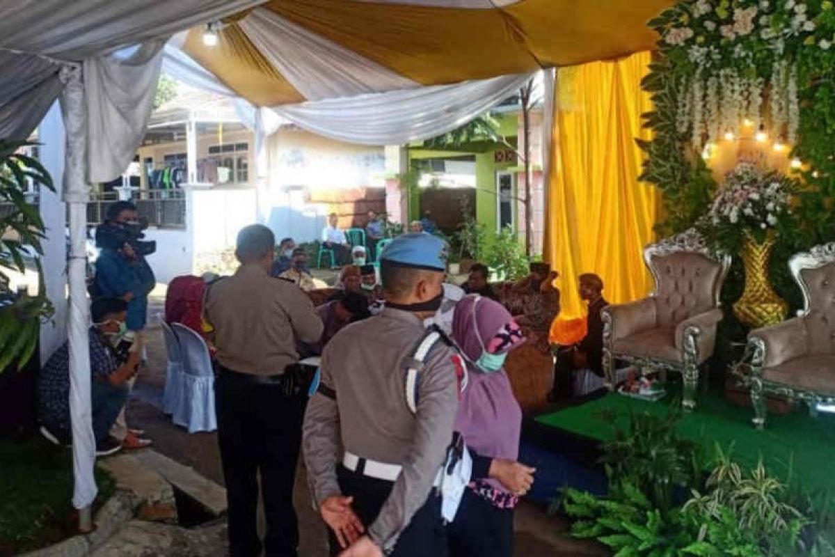 Cegah penyebaran COVID-19, polisi bubarkan acara resepsi pernikahan di Kuningan