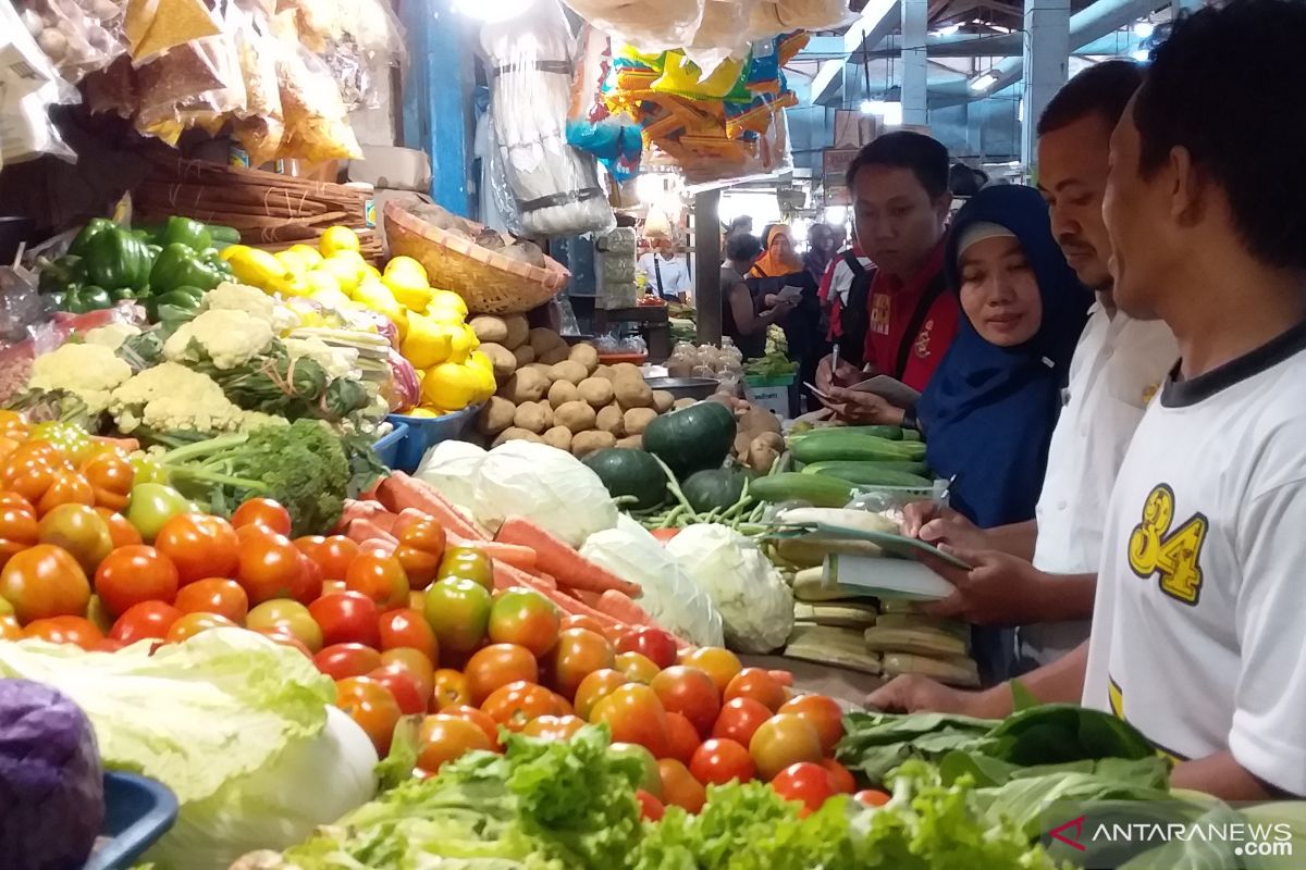 Cegah penyebaran COVID-19, jam operasional pasar tradisional di Jember dibatasi