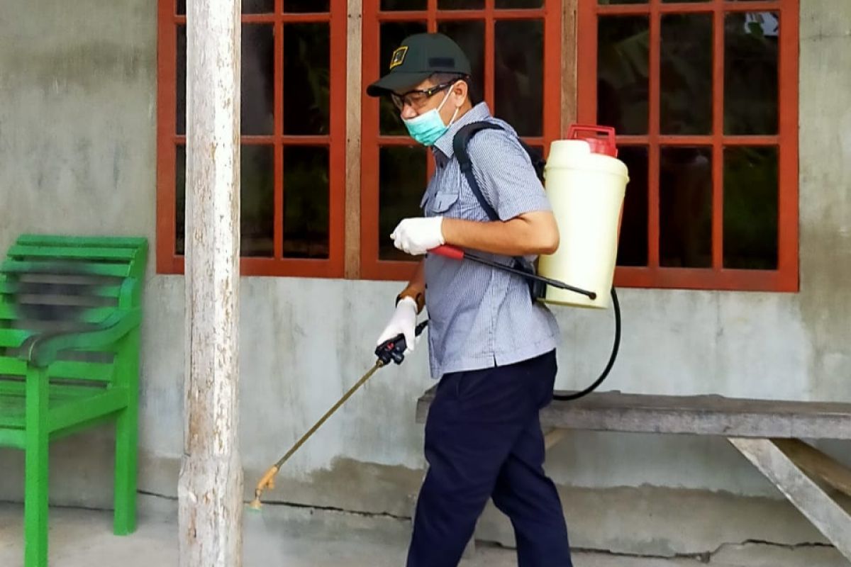 Ketua DPRD Inhil lakukan penyemprotan disinfektan dan cek APD di Puskesmas