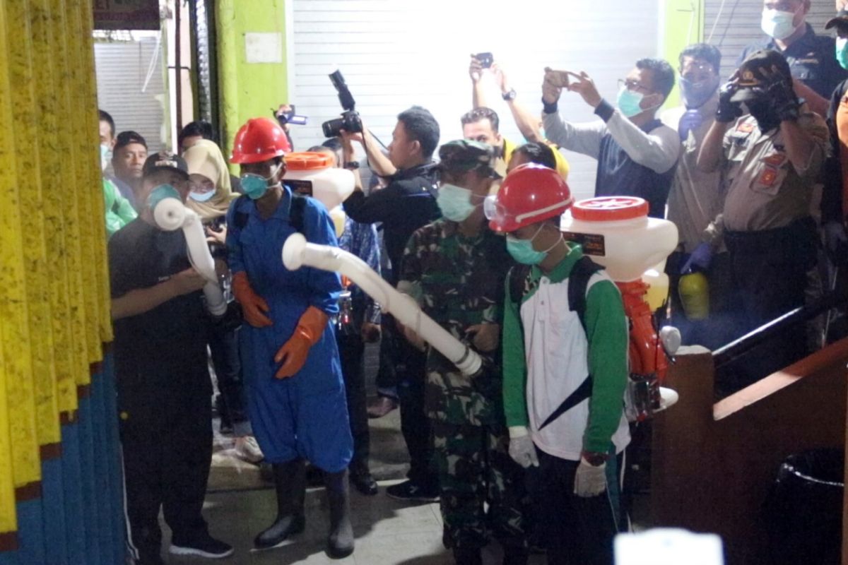 Pemkot Banjarmasin-BPBD semprot pasar tradisional dengan cairan disinfektan