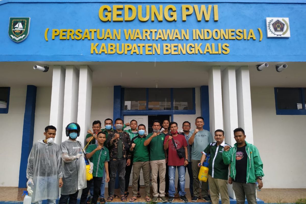 DPC PKB Bengkalis semprotkan disinfektan di sejumlah fasilitas umum, termasuk Kantor PWI