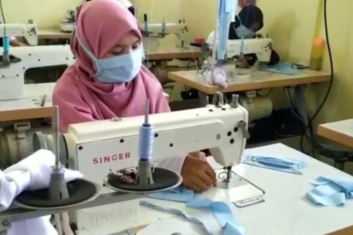 Barito Kuala produces masks for free distribution