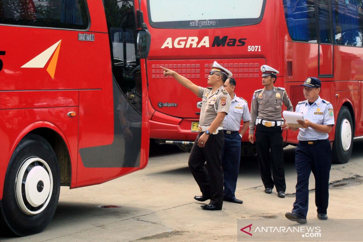 Penumpang di terminal bus Karawang turun 75 persen