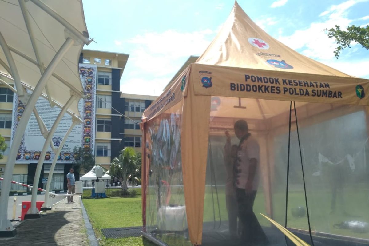 Polda Sumbar pasang bilik disinfektan antisipasi penyebaran COVID-19