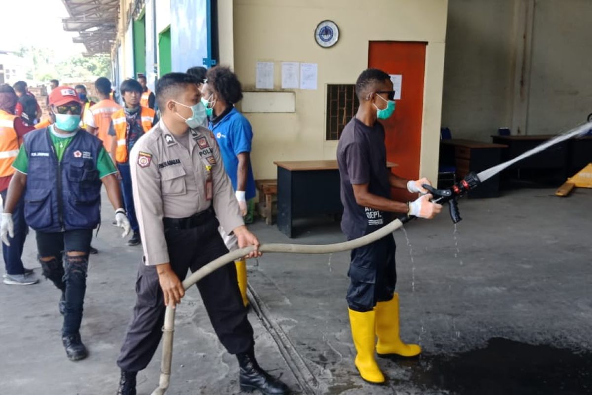 Dinkes Jayapura semprot disinfektan di gudang kargo Bandara Sentani Papua