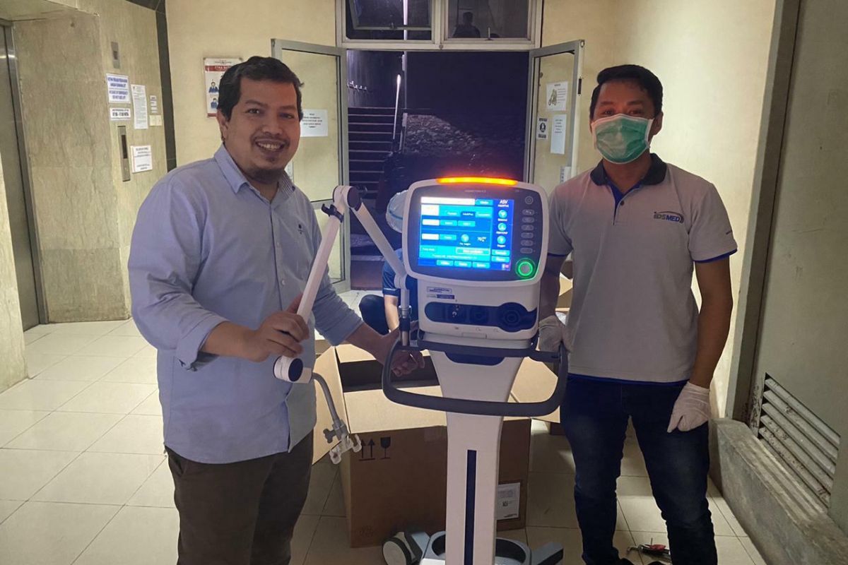 Tim Satgas COVID-19 Unhas beri bantuan ventilator