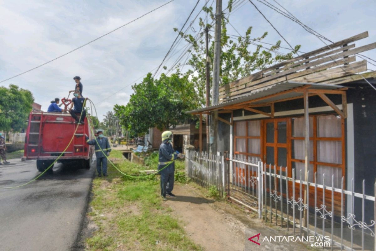 Pemkot Padangsidimpuan semprot disinfektan pemukiman warga dan fasilitas umum