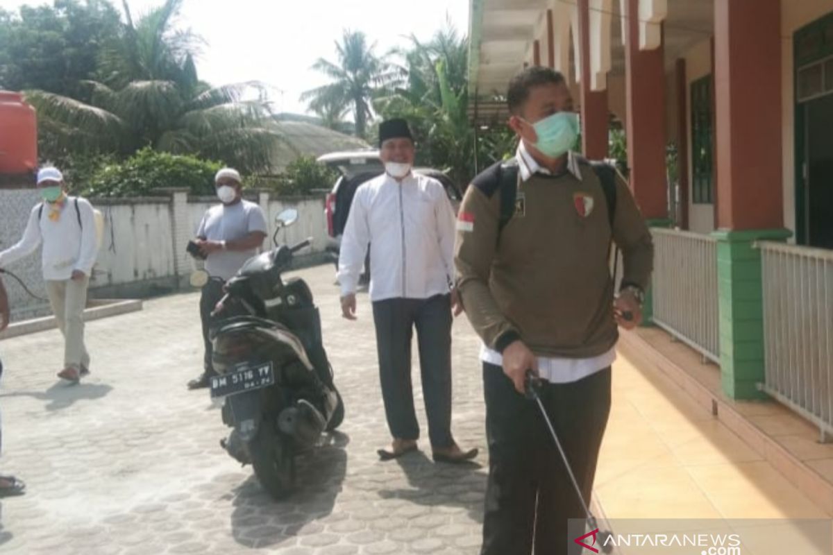 Markarius Anwar dan PKS Tualang semprotkan disinfektan ke rumah-rumah ibadah