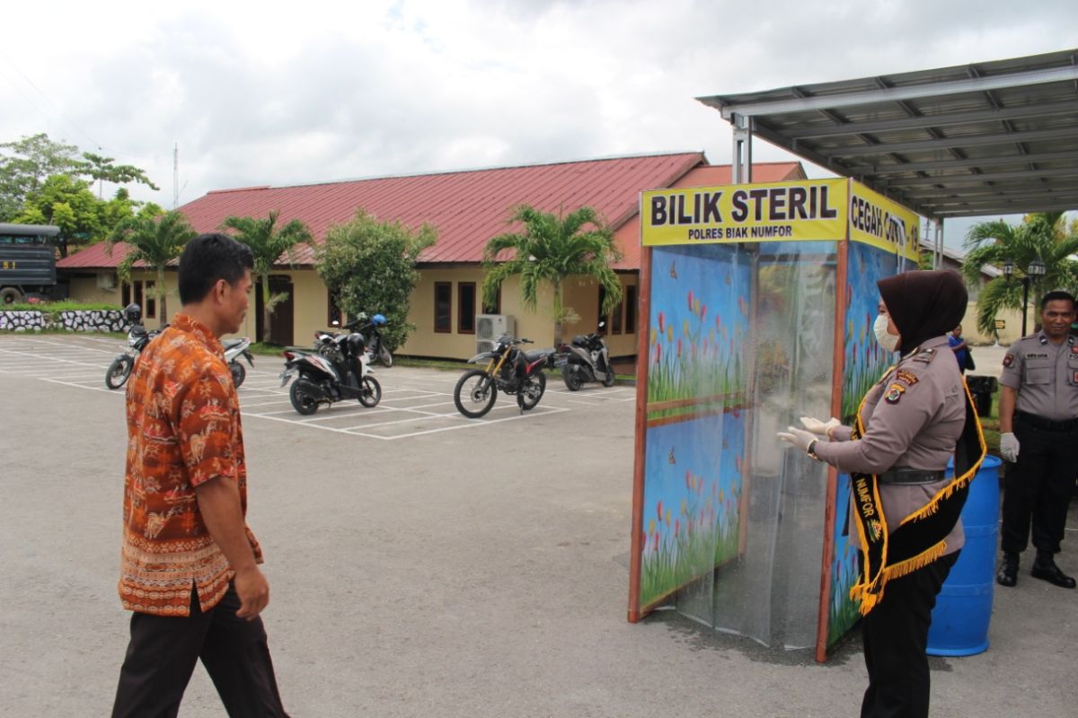 Polres Biak sediakan bilik sterilisasi cegah penyebaran virus Corona