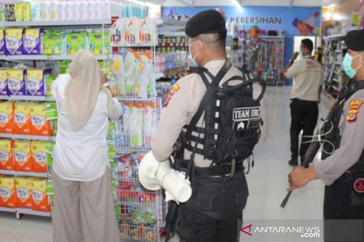 Cegah COVID-19, polisi bubarkan pengunjung Suzuya Mall Lhokseumawe