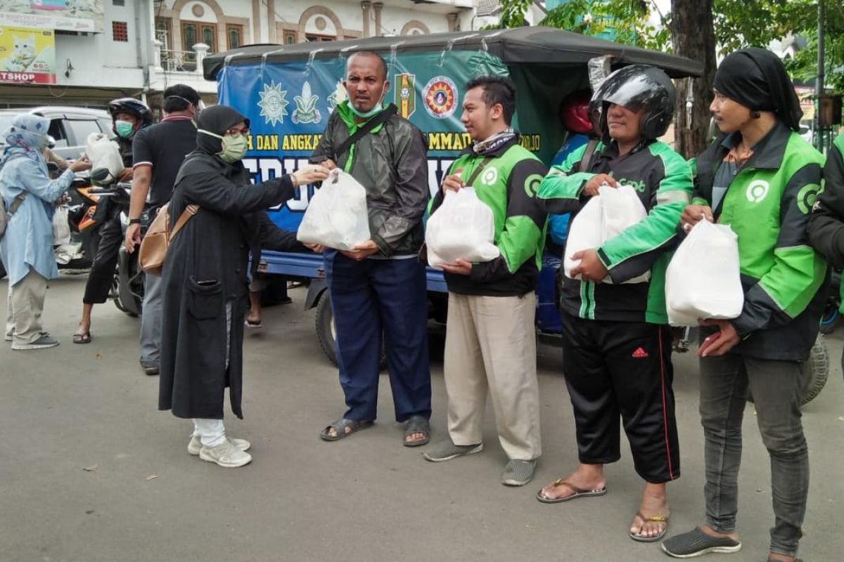 Tolak bala COVID-19, AMM dan Aisyiyah Sidoarjo bagikan bahan pokok