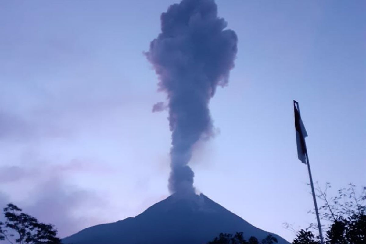 Gunung Merapi kembali meletus pada Sabtu malam