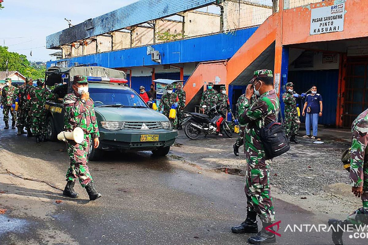 TNI semprotkan disinfektan di pasar tradisional Manokwari