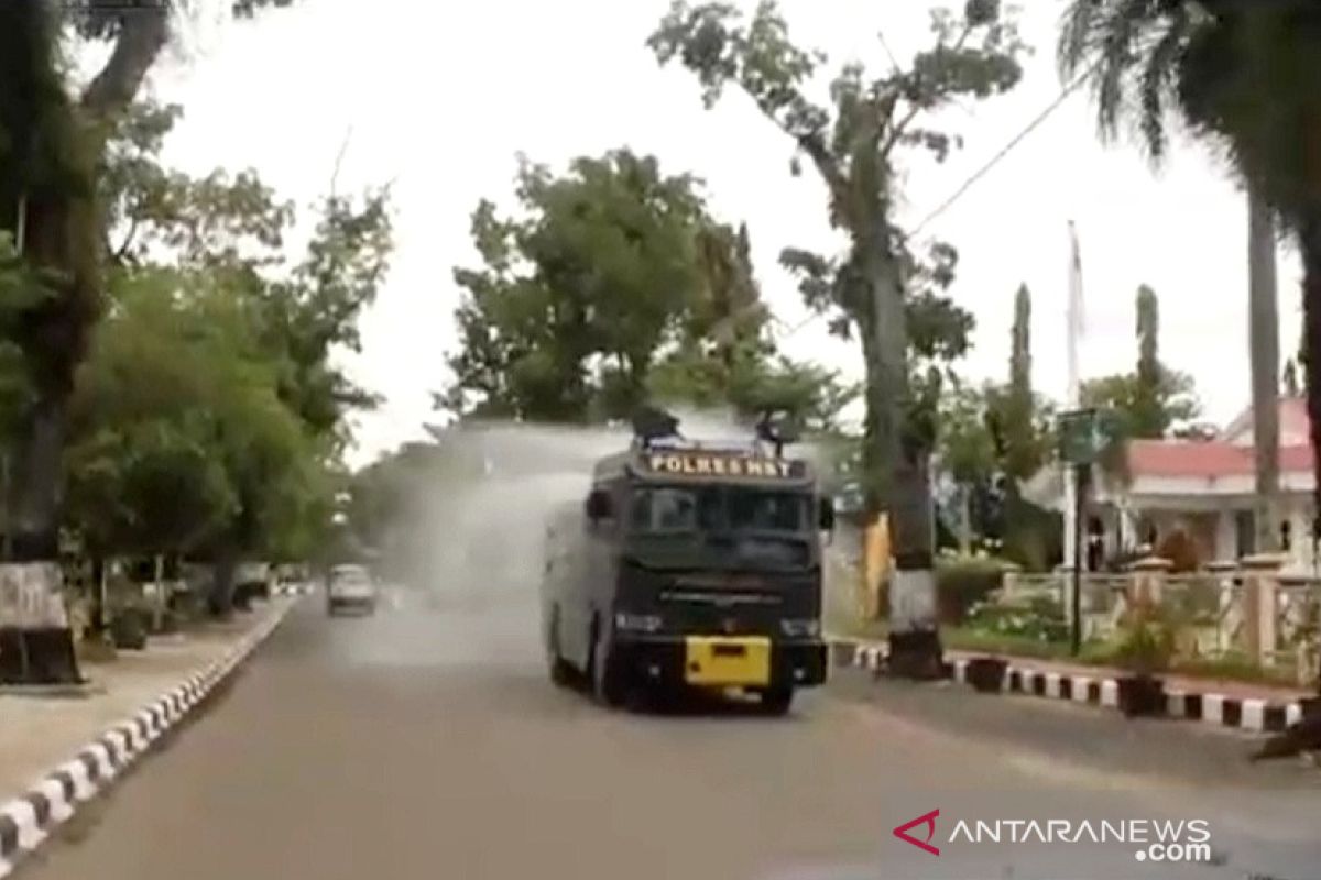 Cairan disinfektan basahi jalan-jalan di Kota Barabai