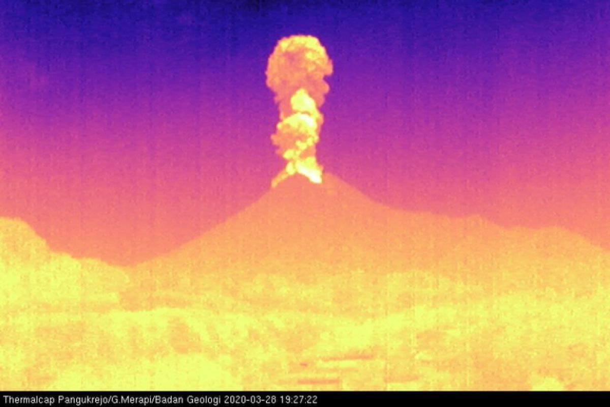 Gunung Merapi kembali erupsi dengan ketinggian kolom 3.000 meter