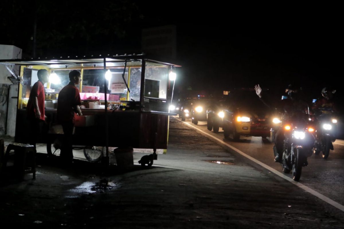 Jam malam cegah COVID-19, Petugas gabungan di Mataram bubarkan lapak PKL