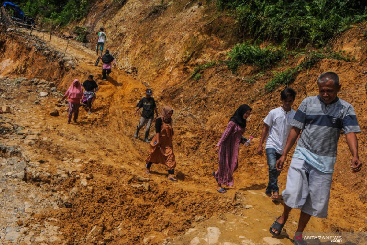 Jalan Provinsi Banten-Jawa Barat terputus akibat longsor