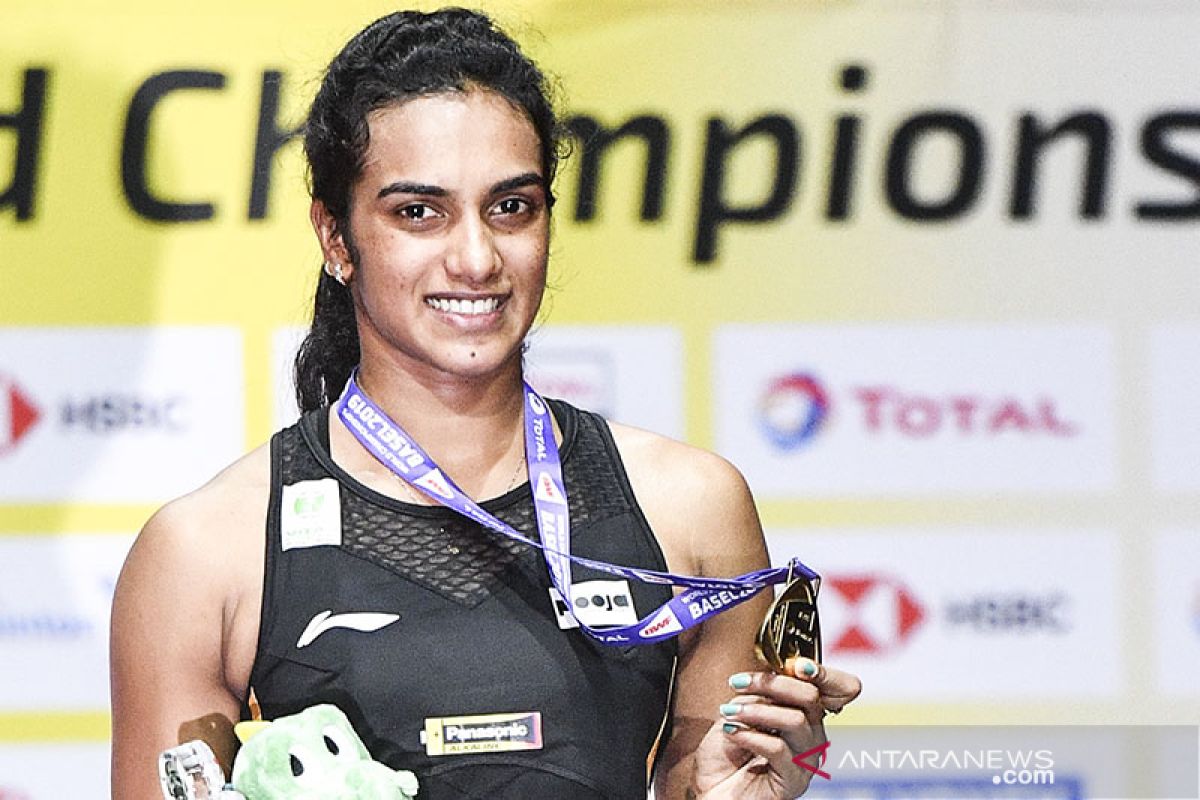 Juara dunia Sindhu beri bantuan perangi COVID-19