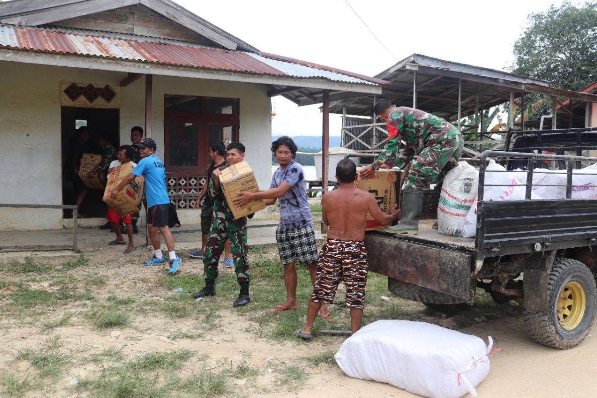 Warta bantu turunkan barang-barang kebutuhan