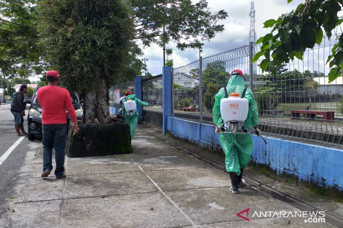 Antisipasi virus COVID-19, PDIP Belitung semprotkan cairan disinfektan