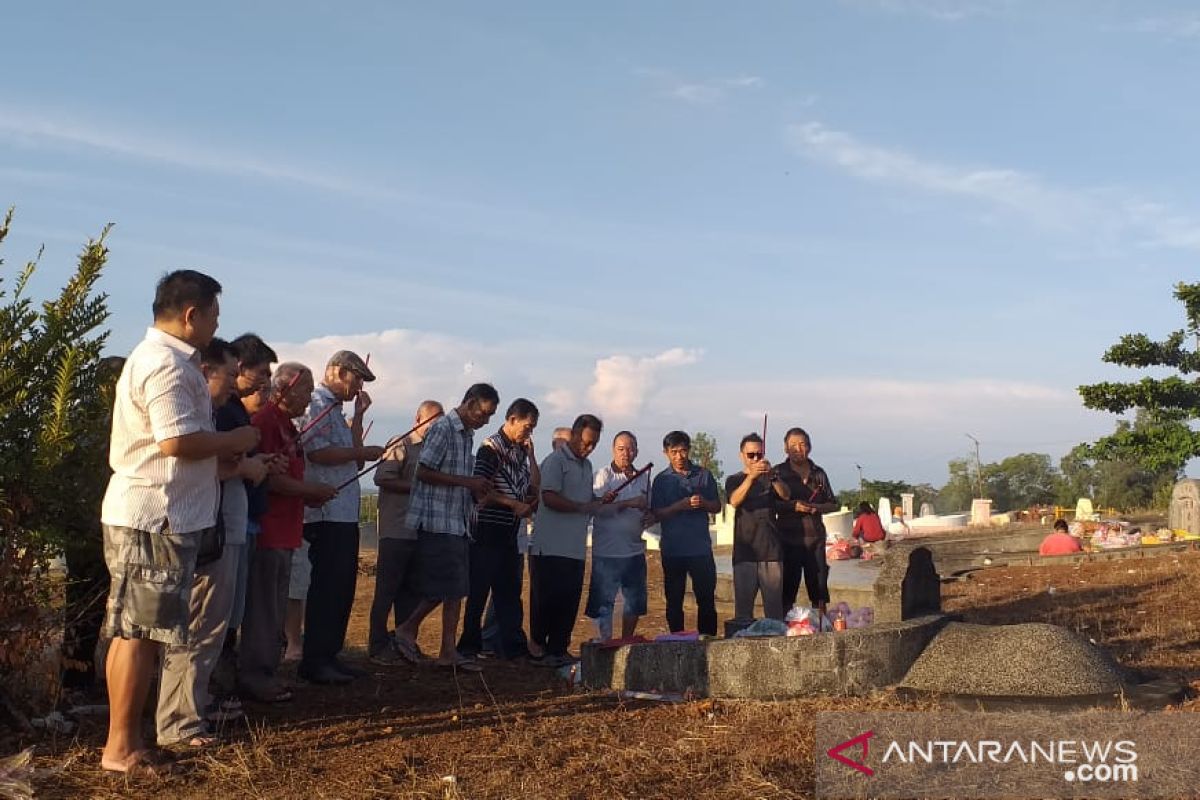 Etnis Tionghoa di Kabupaten Belitung laksanakan sembahyang Cheng Beng di rumah