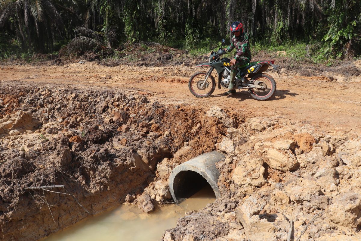 Usai ditimbun, kepadatan gorong-gorong dilaksanakan pengecekan