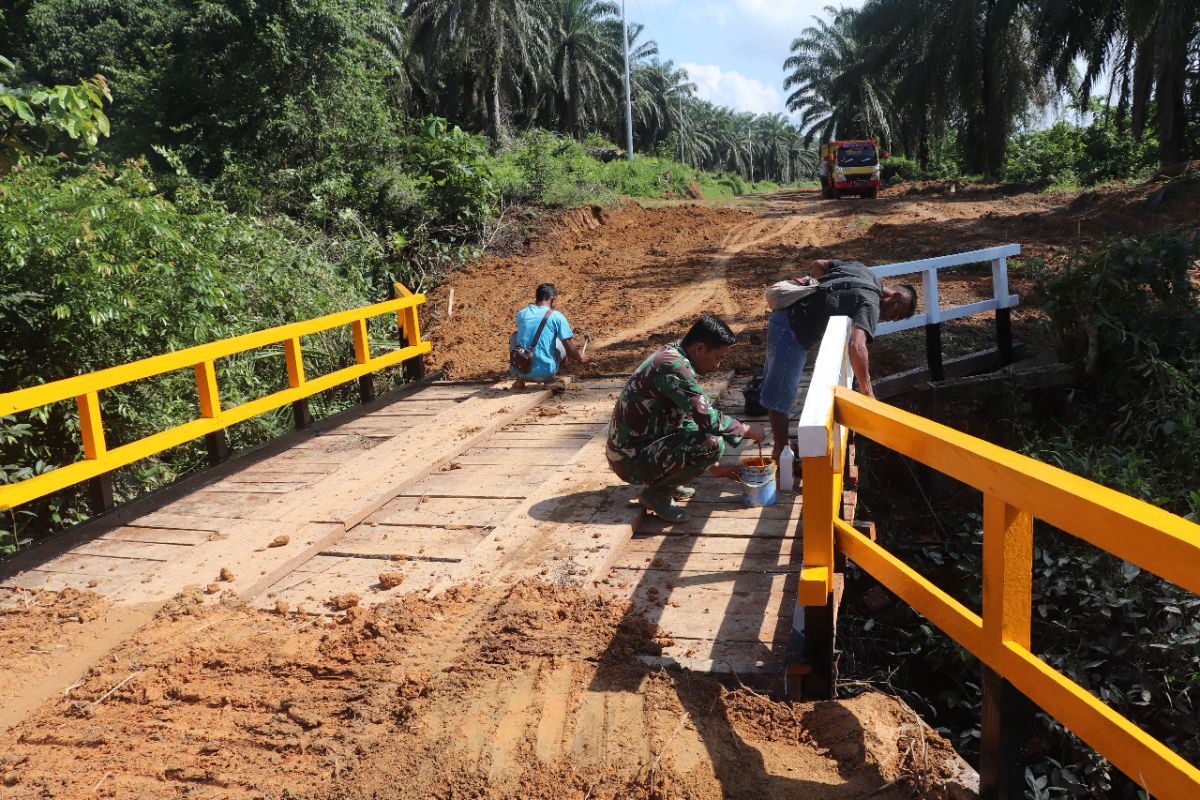 Prajurit TMMD lakukan pengecatan jembatan