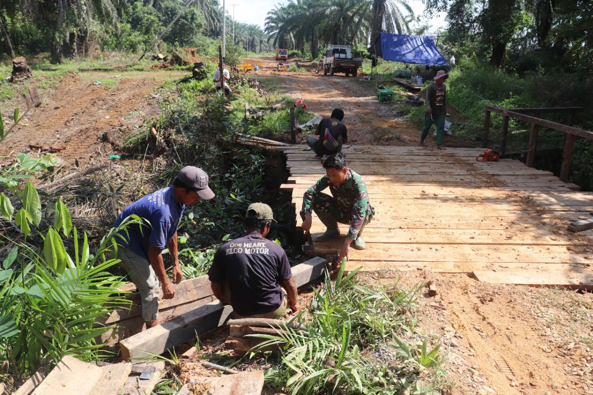 Laksanakan gotong royong usai rehab jembatan