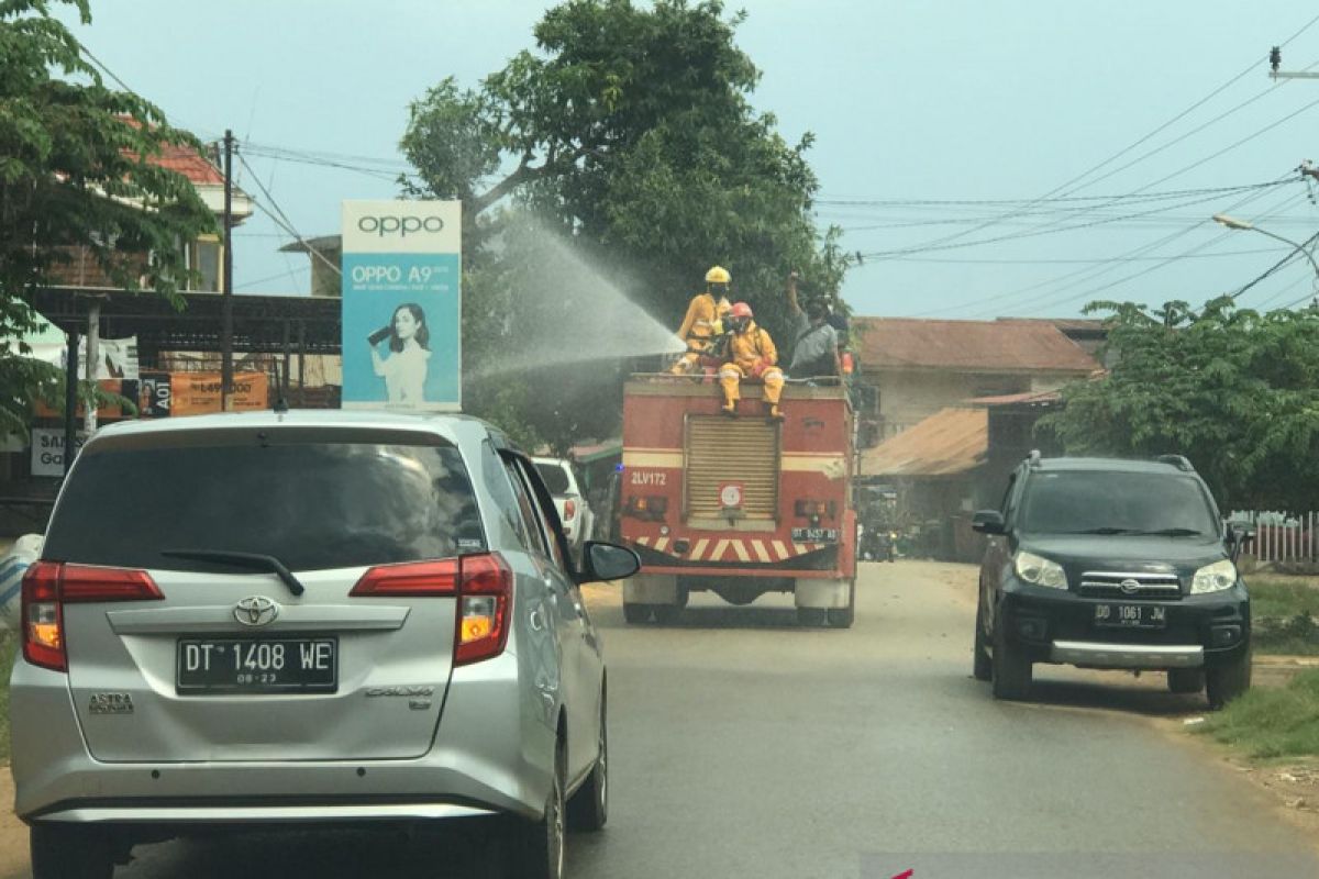 Gunakan Damkar,  Antam lakukan penyemprotan cairan disinfektan