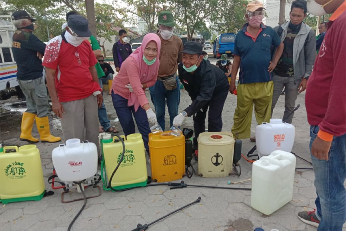 Legislator Wiyono dan Charli Dona semprot disinfektan di Pasar Puan Maimun