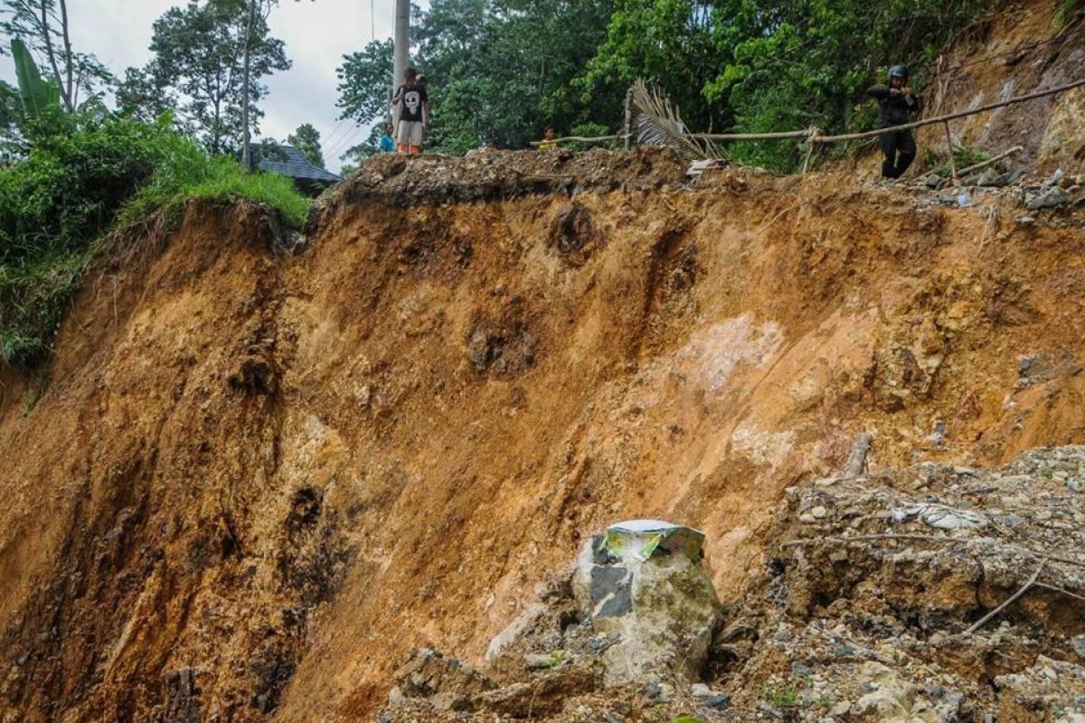 Jalan penghubung Provinsi Banten-Jawa Barat terputus akibat longsor
