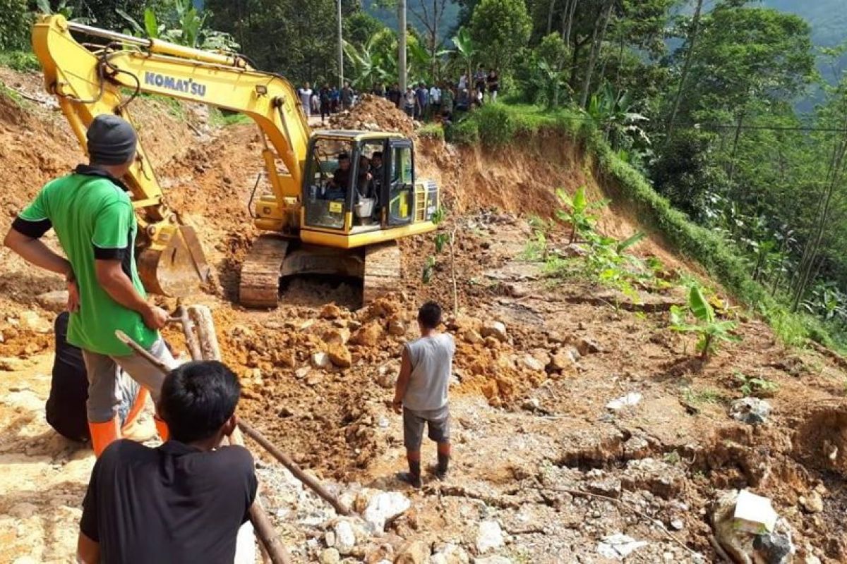 Ruas jalan Lebak-Sukabumi longsor akibat hujan deras