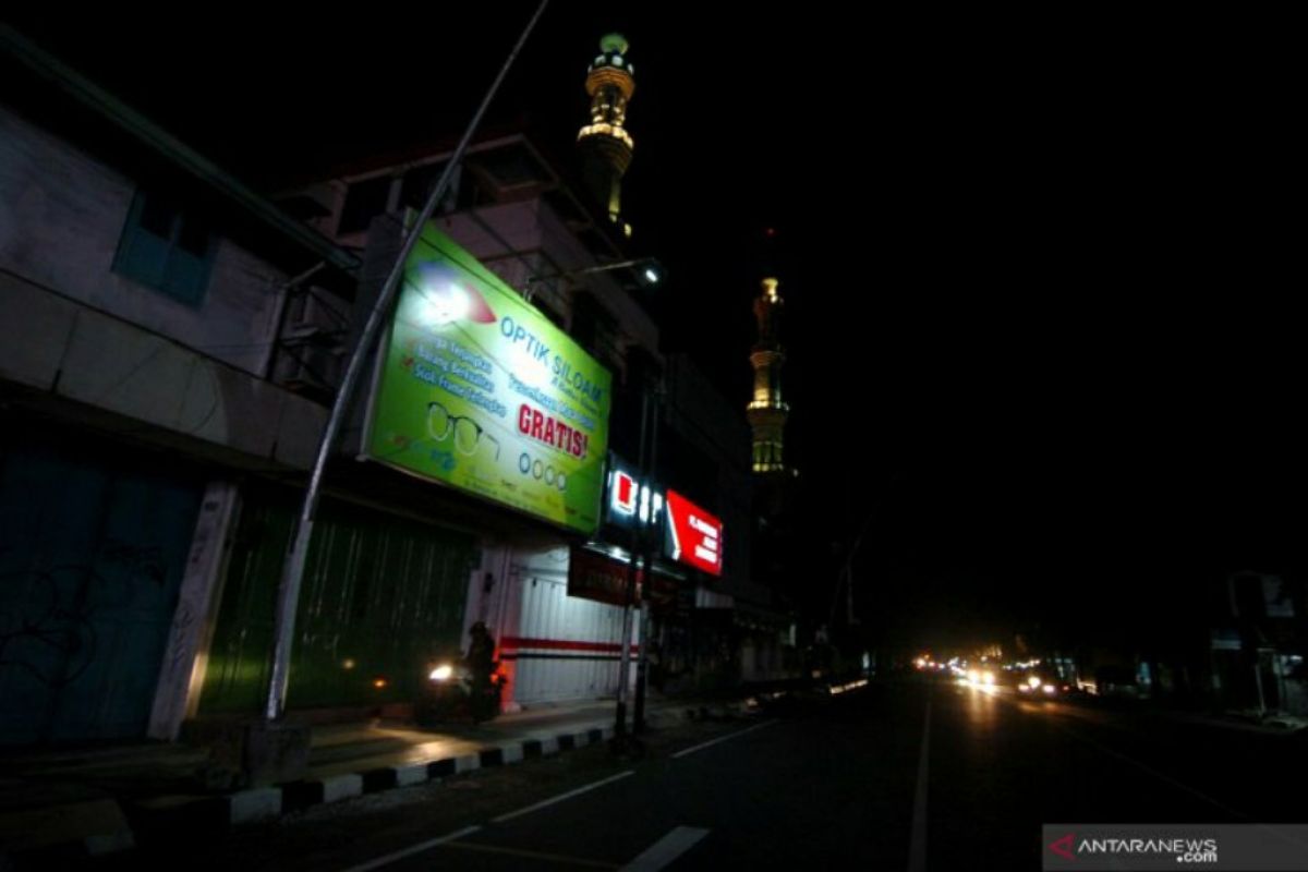 Cegah kerumunan, Kota Tegal padamkan lampu jalan