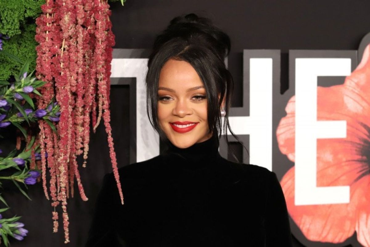 Rihanna urutan tiga musikus terkaya dunia