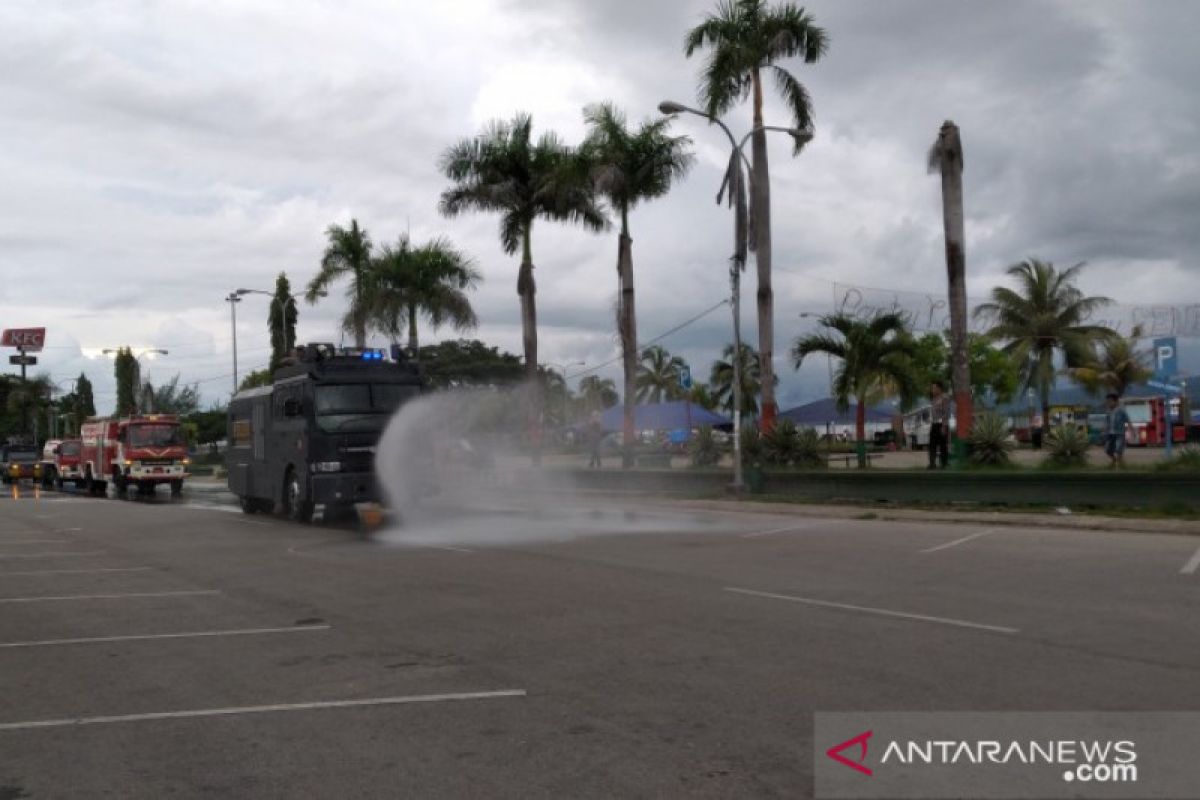 Cegah corona, Polres dan Kodim Baubau menggelar penyemprotan desinfektan