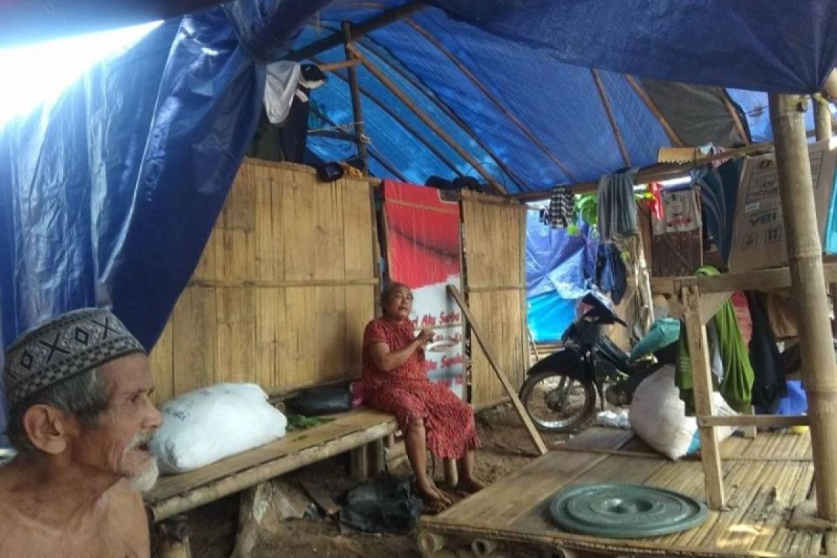 Stok bahan pokok warga pengungsi banjir di Lebak menipis