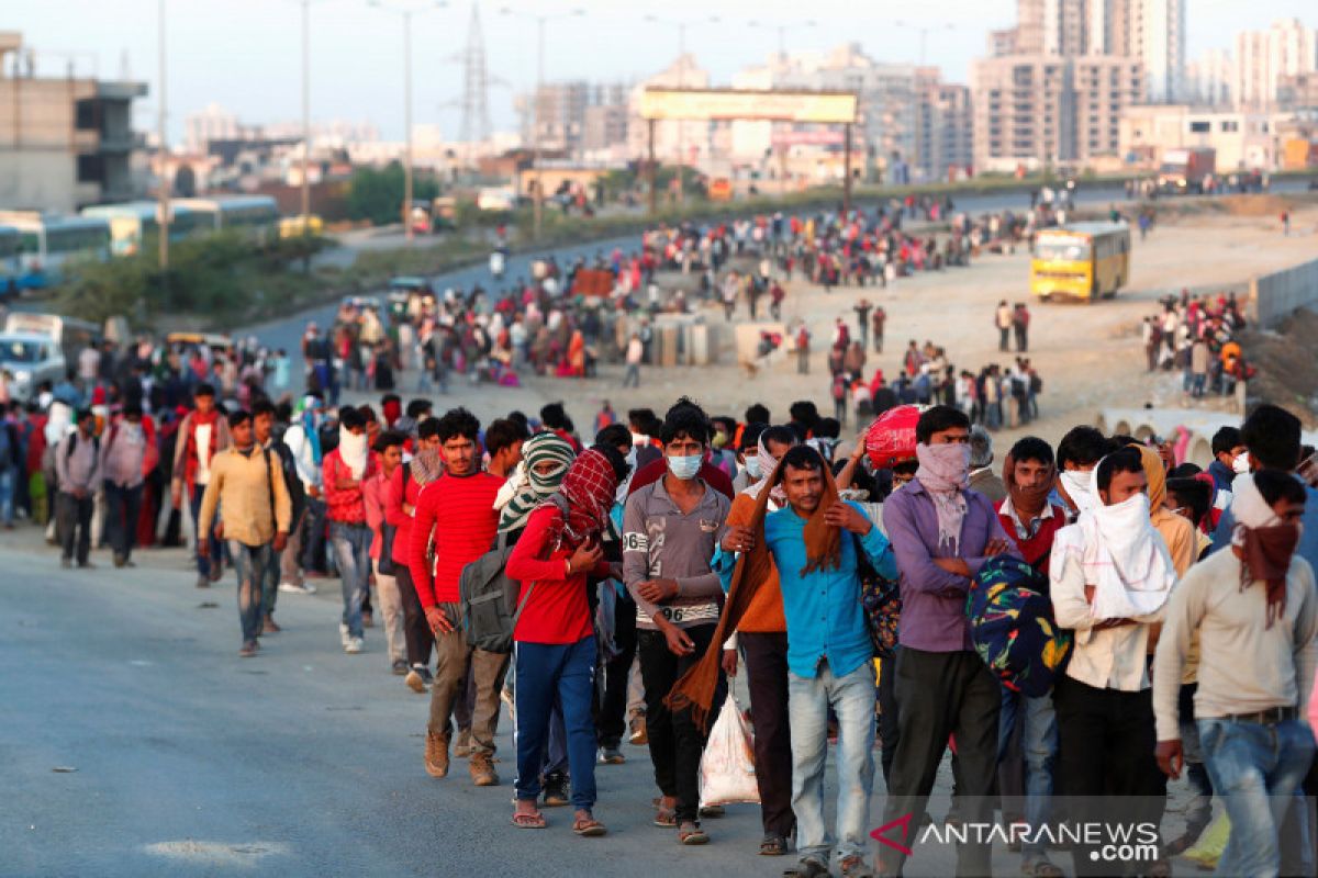 Kereta api di India hantam pekerja migran yang tidur di rel