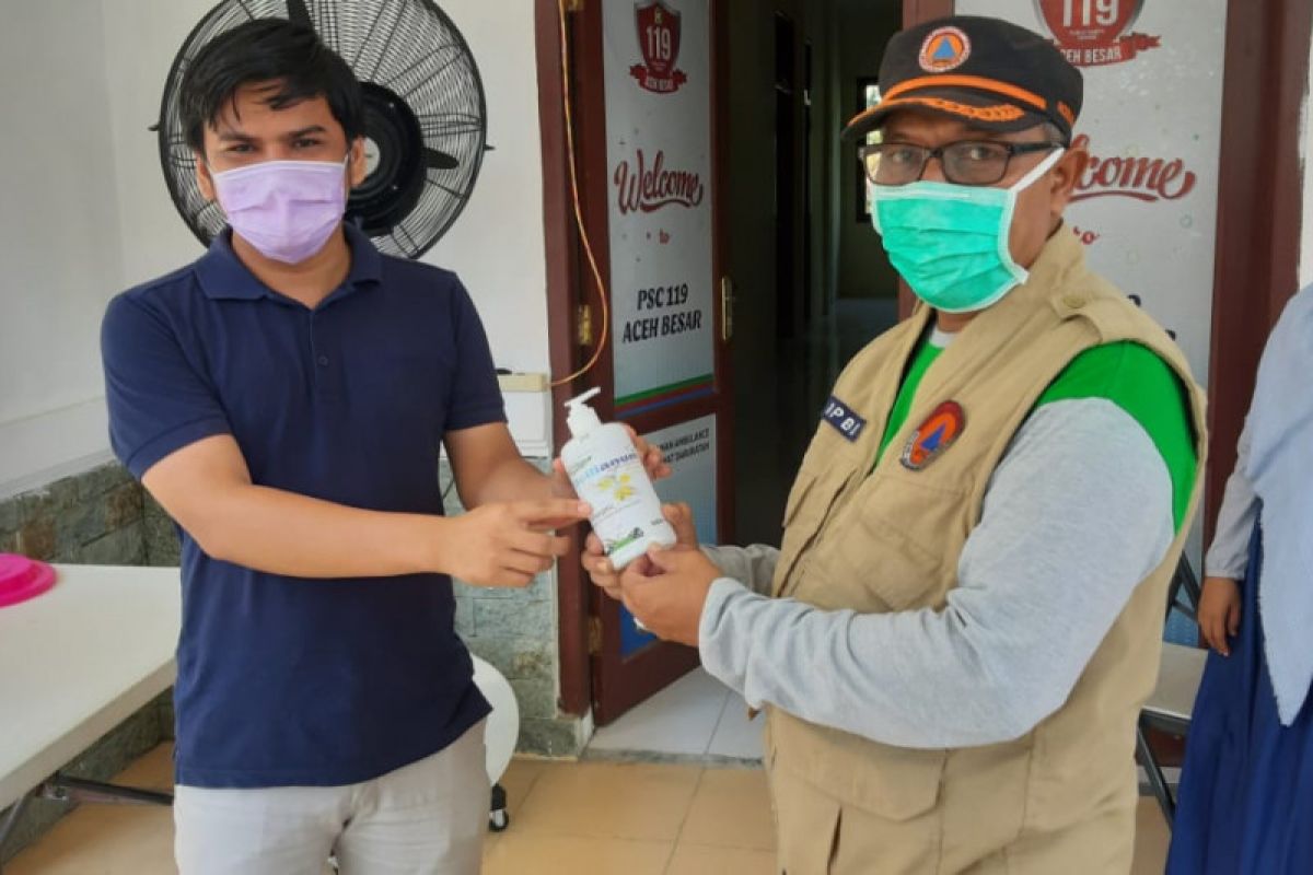 Penyanitasi tangan disumbangkan untuk Gugus Tugas COVID-19 Aceh Besar