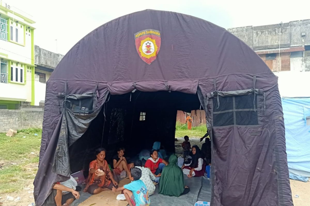 Polresta Ambon bangun tenda darurat bagi korban kebakaran di Ongkoliong