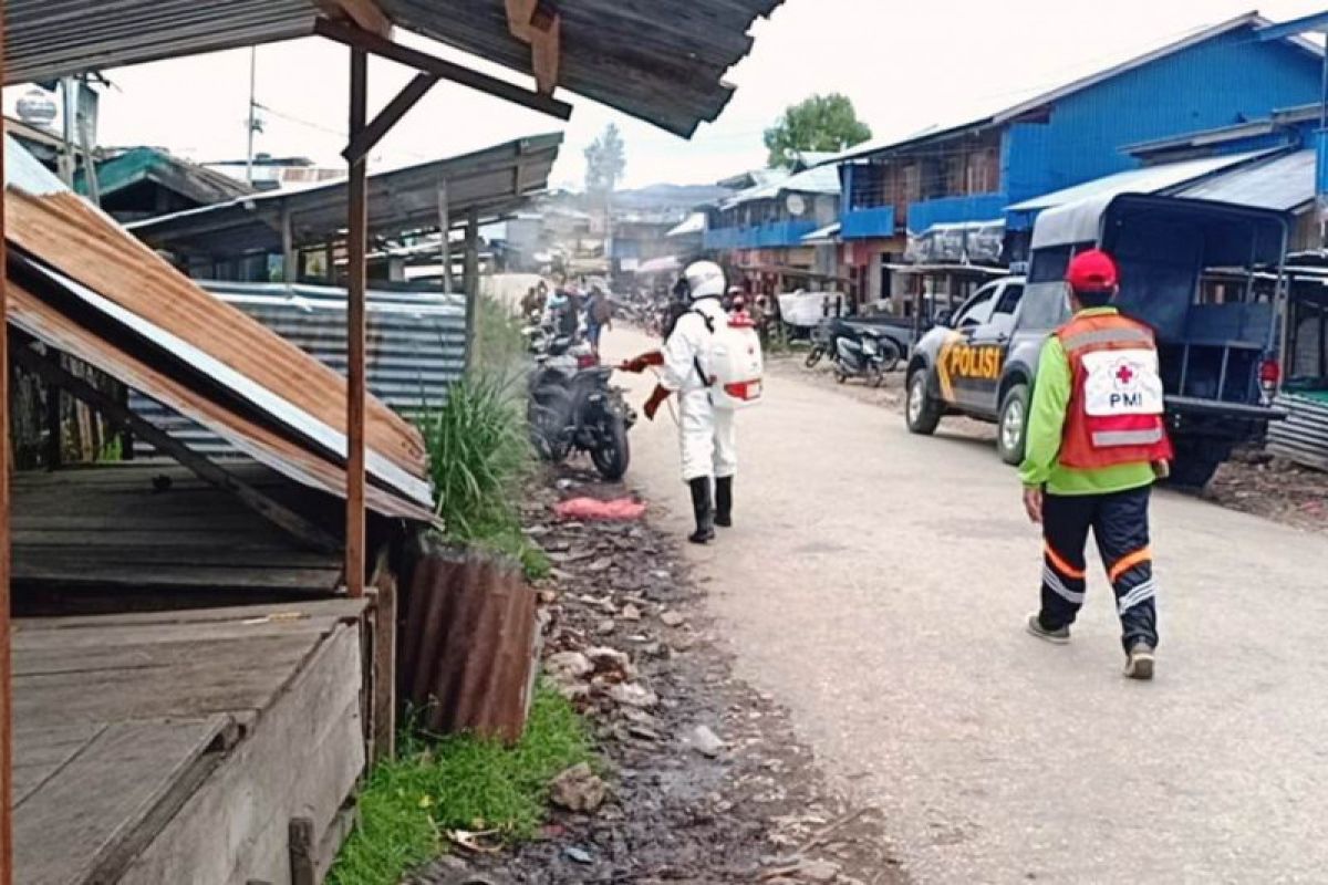 Tim gabungan di Kabupaten Deiyai lakukan penyemprotan disinfektan cegah Corona