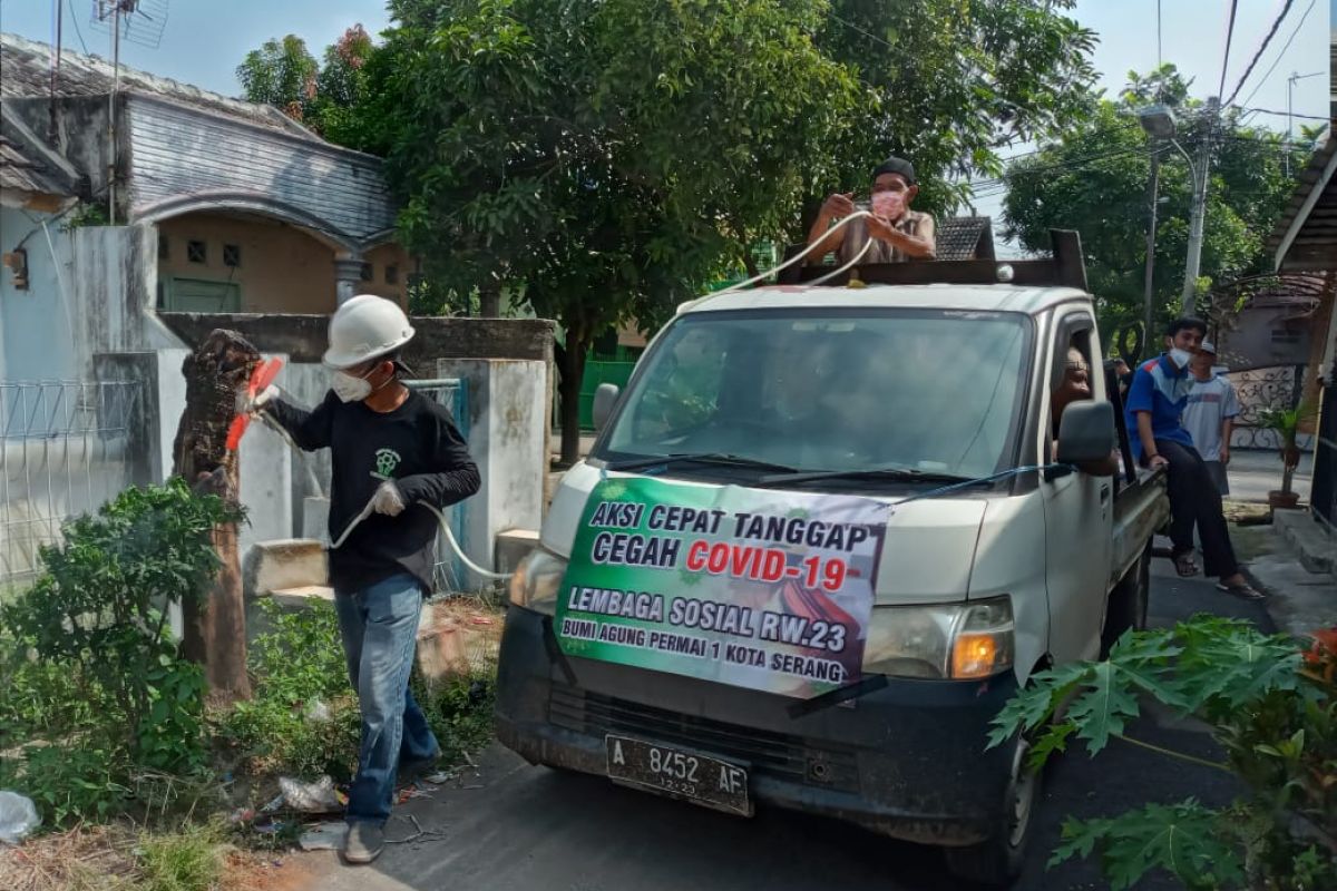 Warga Bumi Agung Serang gotong-royong penyemprotan disinfektan