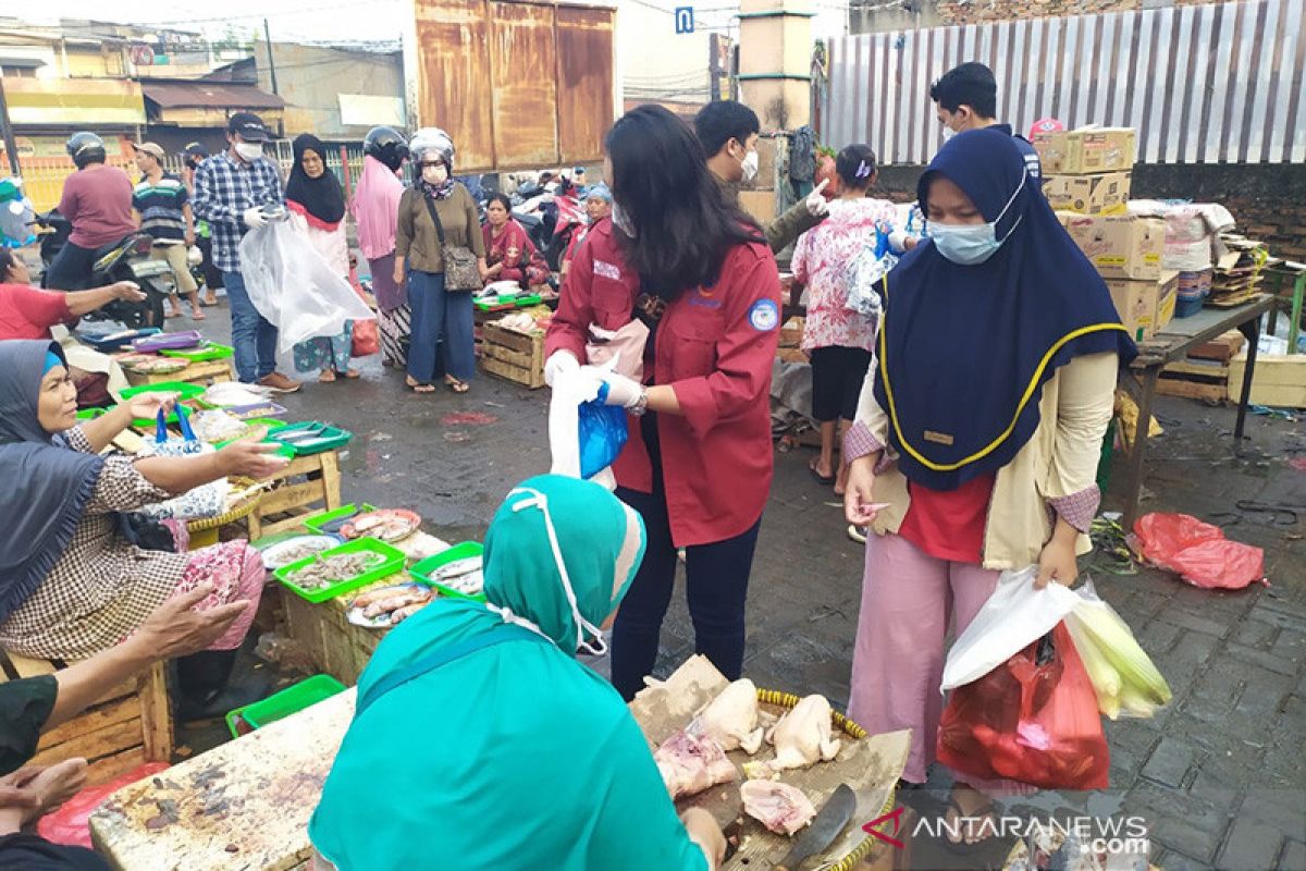 Mahasiswa Jakarta bagikan APD kepada pedagang Pasar Kramat Jati