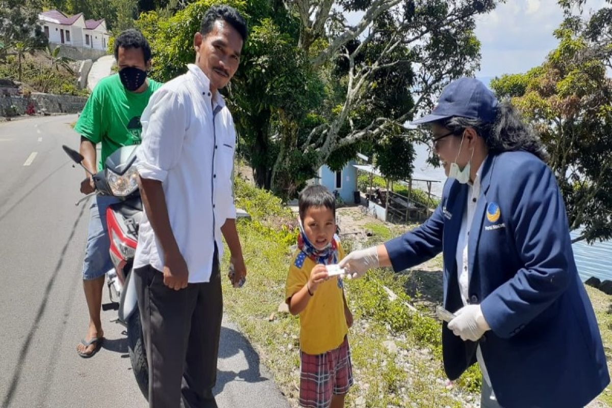 Antisipasi sebaran COVID-19, kader Nasdem Lucyana Siregar semprot disinfektan dan bagikan vitamin C