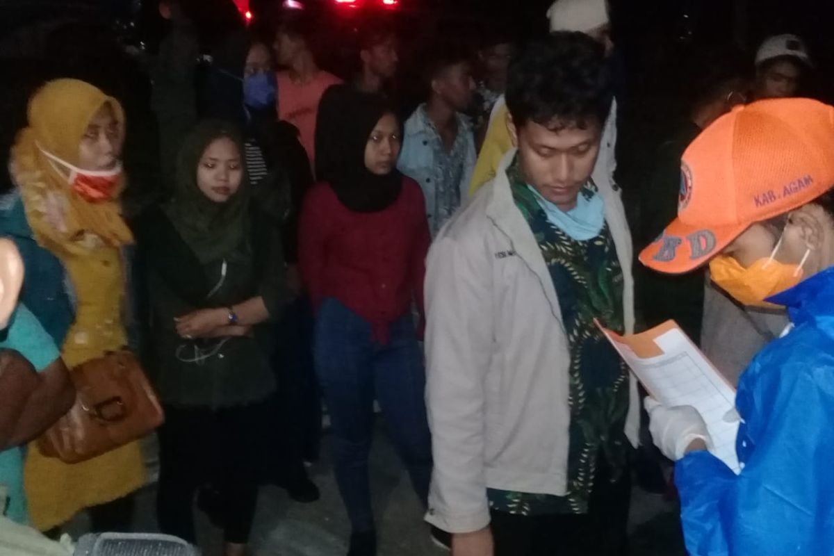 Cegah penyebaran COVID-19, Pemkab Agam periksa bus AKAP yang melintas