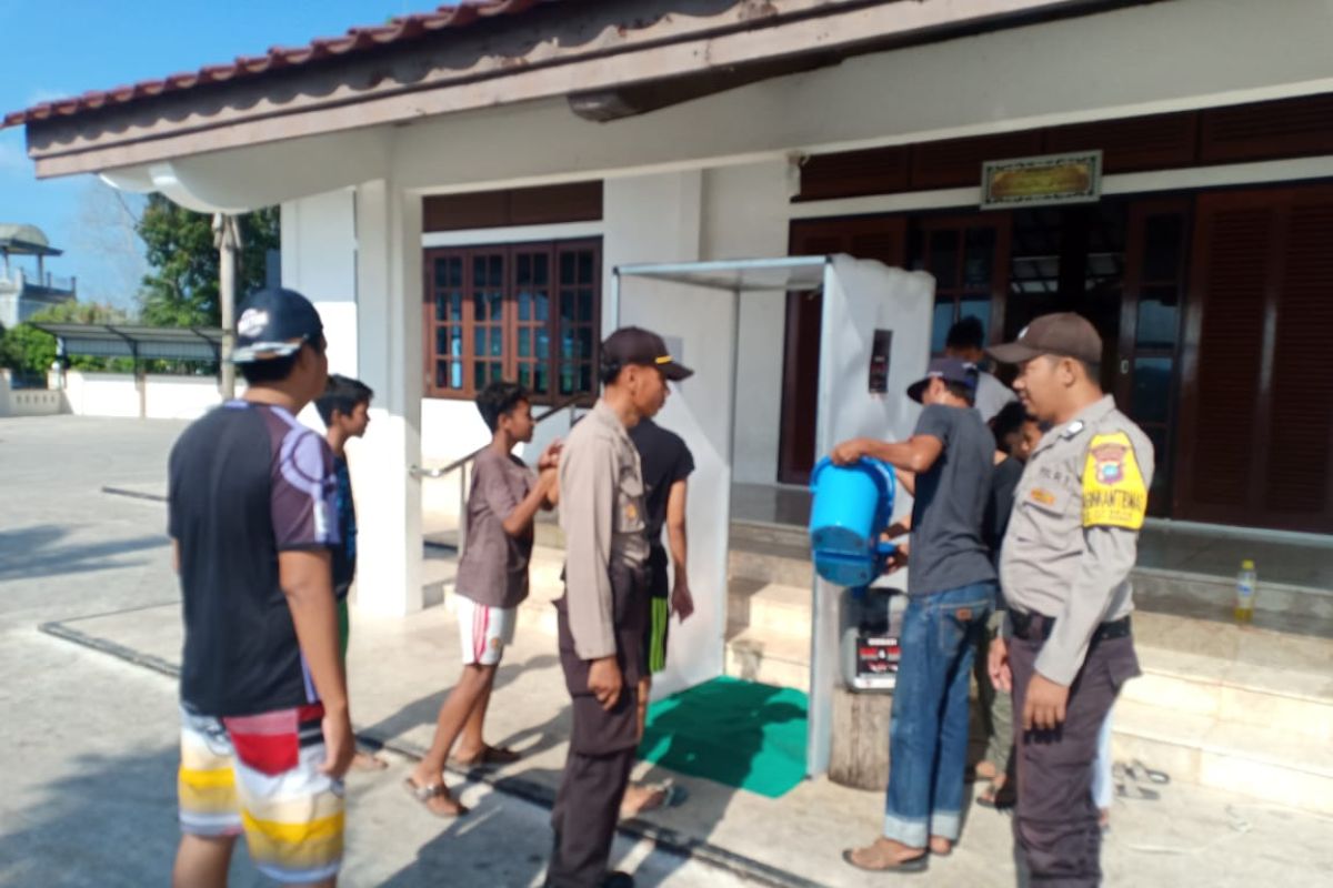 Polres Tanjungpinang sumbangkan bilik  penyemprotan disinfektan ke masjid