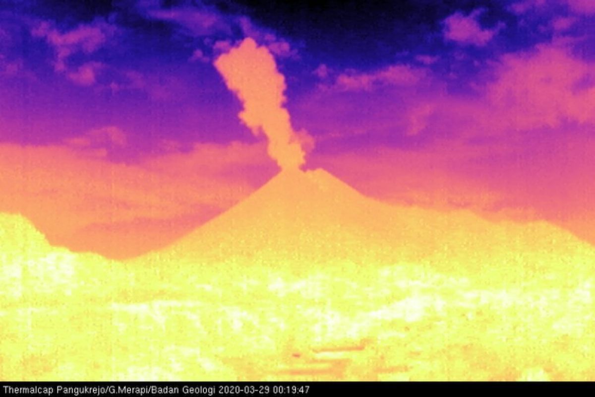 Minggu dini hari, Gunung Merapi kembali meletus dengan tinggi kolom 1.500 meter