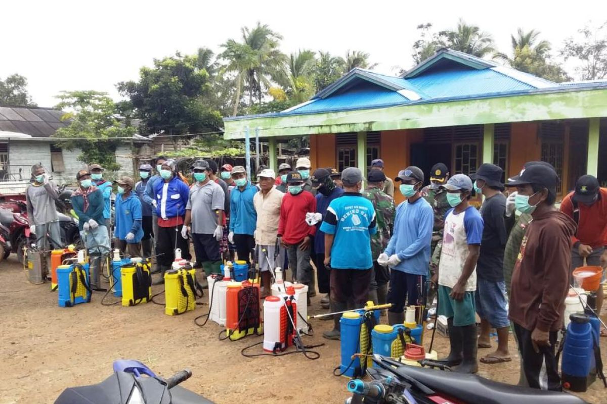 Polisi-aparat Kampung Jagebob semprot disinfektan cegah Corona