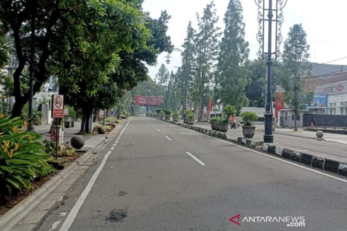 Polisi mulai tutup sejumlah jalan raya di Kota Bandung