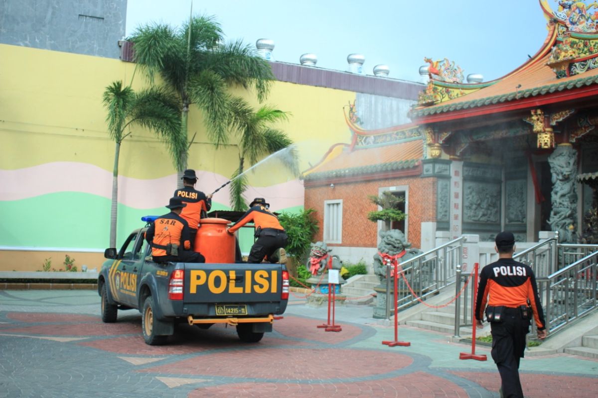 Polda Sumbar semprotkan cairan disinfektan di sejumlah titik di Padang