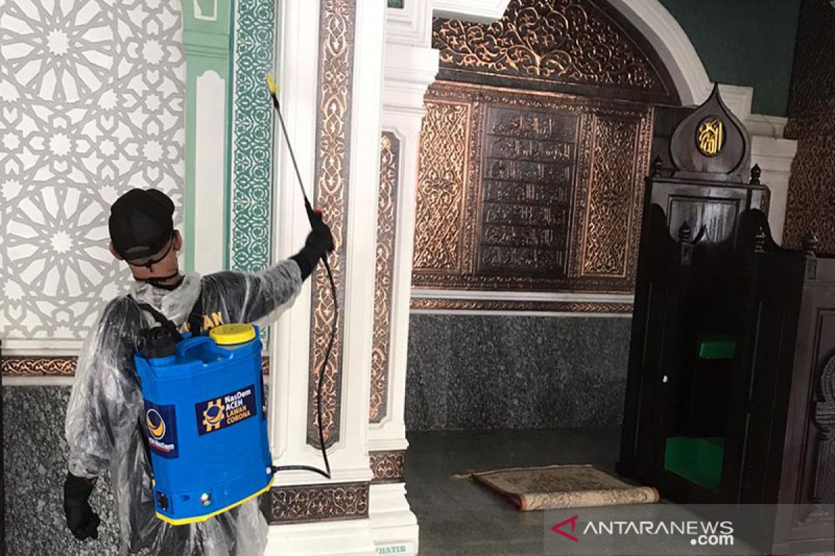 DPW Nasdem Aceh semprotkan disinfektan di Masjid Al Falah